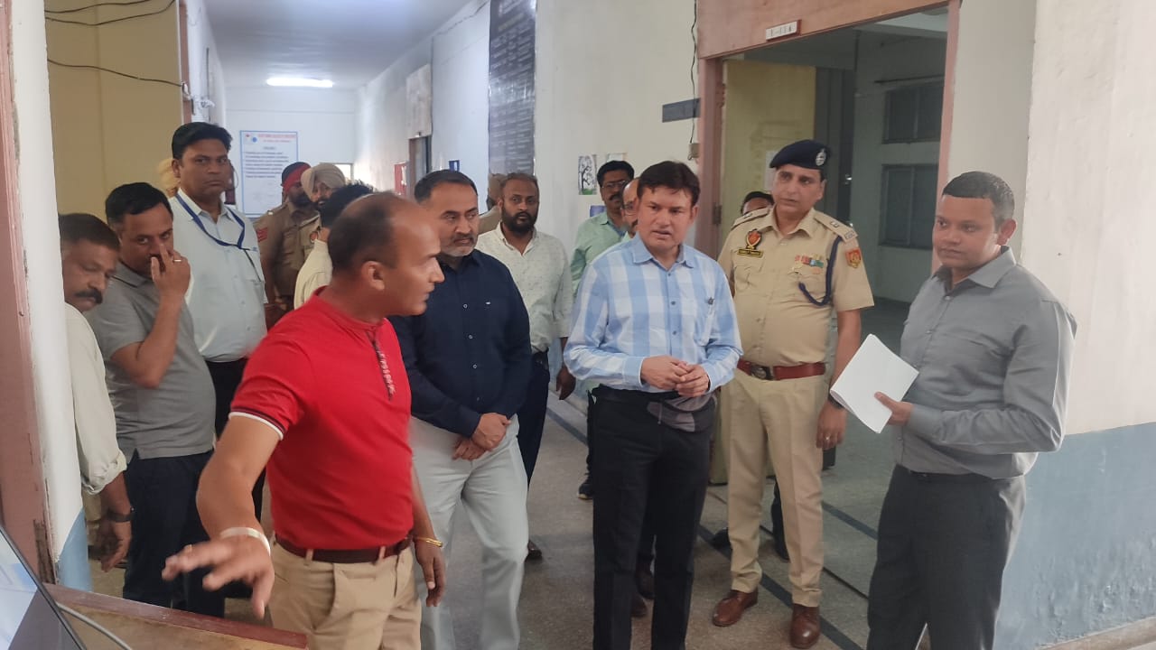 The General and the Police Observer visited the counting centers along with the officials